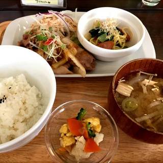 本日のランチ豚肉の冷しゃぶ、塩焼きそばとゴーヤチャンプルー