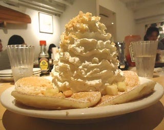 パイナップルホイップクリームとマカダミアのパンケーキ