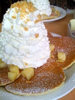 パイナップルホイップクリームとマカデミアナッツのパンケーキ