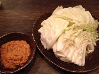 生キャベツ　肉味噌添え