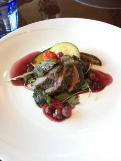 仔牛とぶどうの葉の包み焼　赤ワインとぶどうのソース