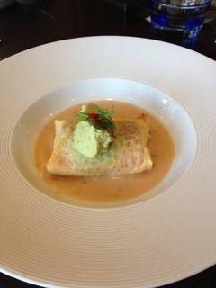 サーモンとクリームチーズのクレープ包み焼　フランボワーズ風味のブールブラン