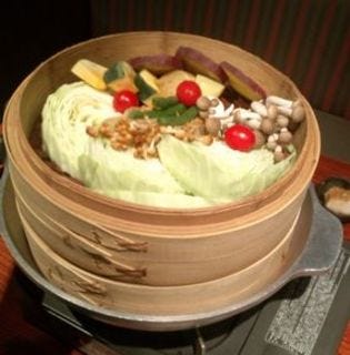 鶏と豚と季節野菜のセイロ蒸し