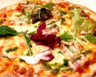 生ハムのバジリコピザ