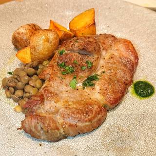 豚肩ロースのプランチャ　レンズ豆をのせて