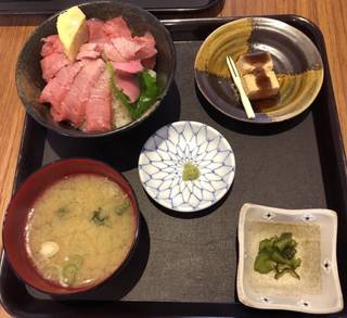 本マグロ中トロ丼