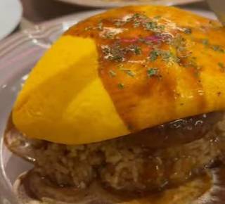 デミグラスソースのオムライスのチーズハンバーグ