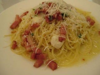 自家燻製ベーコンと牧場のモッツァレラ