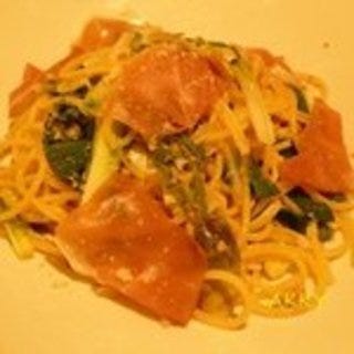 山形産タラの芽・うるい・あさつきのペペロンチーノ　生ハム添え