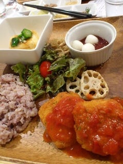 ハーブチキンカツトマトソースがけランチ