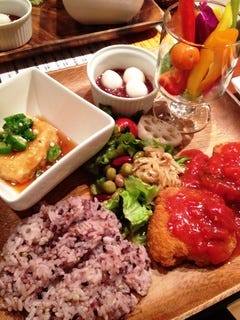 ハーブチキンカツトマトソースがけランチ