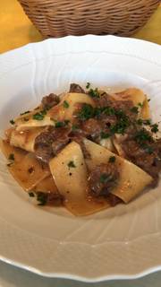 牛スネ肉の赤ワインラグーソース　自家製パッパルデッレ