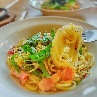 サラダほうれん草と吊しベーコンのジェノベーゼ