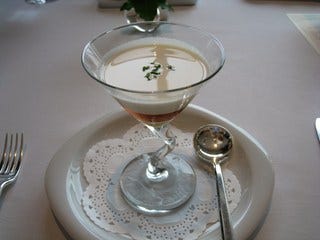 コンソメとジャガイモの冷製スープ