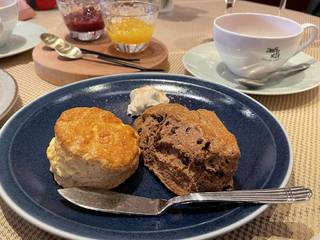 スコーン＋ミックスベリーアイス＆ピスタチオソース