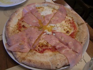 モルタデッラハムと落とし卵のピッツァビスマルク