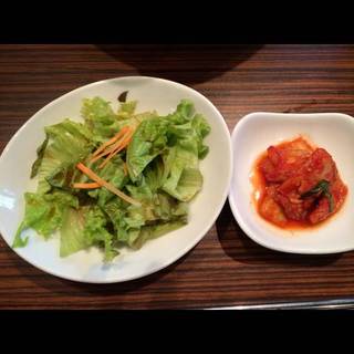 ランチの付け合わせのサラダとキムチ