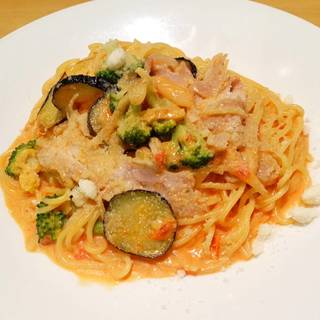 鶏肉と野菜のトマトクリームのパスタ