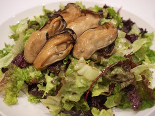 三陸産の牡蠣のサラダ