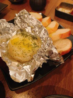 カマンベールの丸ごとホイル焼き