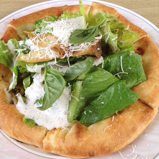 朝摘みハーブとサラダをのせたヘルシーピッツァランチ