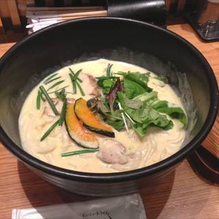 炙り鶏と彩り野菜のクリームおうどん