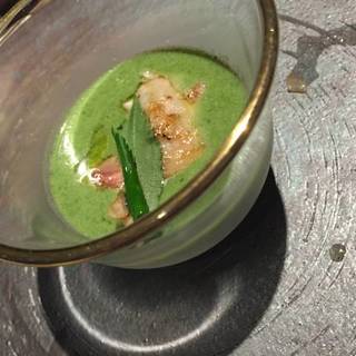 鹿島灘の焼き蛤　明日葉のサルサヴェルデ風すり流し