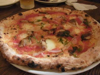 水牛モッツァレラチーズとミニトマトとルッコラセルバチョのピッザ