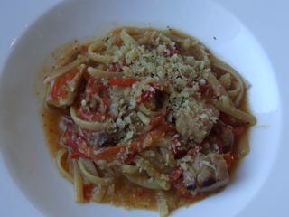 勝浦産カジキマグロと与謝野町産赤万願寺唐辛子のリングイネ