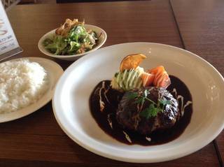 ハンバーグ　デミグラスソース