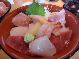 まぐろ三色丼