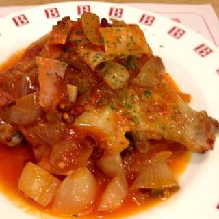 骨付きチキンのチーズ焼き　ピリ辛トマトソース