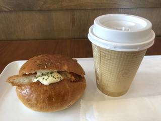 ライ麦パンの白身魚サンド