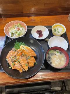 サーモン丼ランチ