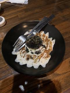 イカ墨のトロ玉ポテサラ