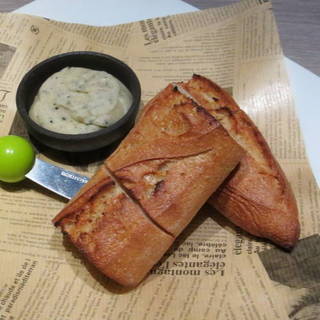 メゾンカイザーの焼きたてバゲット　ＫＩＣＨＩＲＩ特製トリュフバター添え