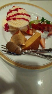 丸福のこだわりバウムクーヘン　いちごとアイスクリーム添え