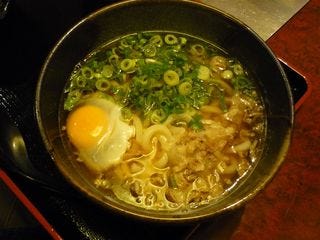 絶品月見かすうどん