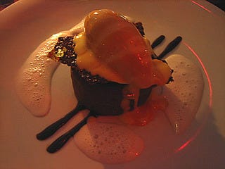 温かいチョコレートケーキと塩キャラメルアイスクリーム