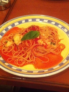 トマトとモッツァレッラチーズのトマトソースパスタ