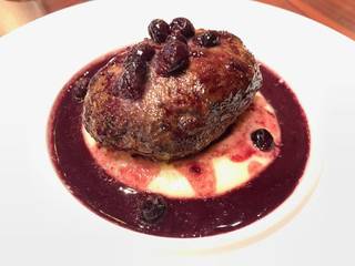 馬肉のステークアッシェ　赤ワインとカシスのソース