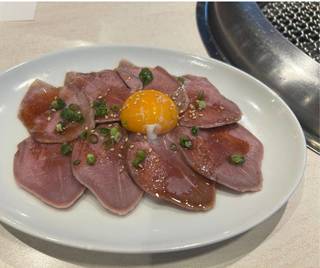 豚タン刺し　卵黄のせ