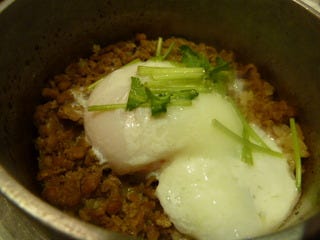 つくねそぼろと温泉卵の釜飯