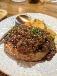 佐助豚と牛合挽きの手ごねハンバーグ～特製シャリアピン･ソース～