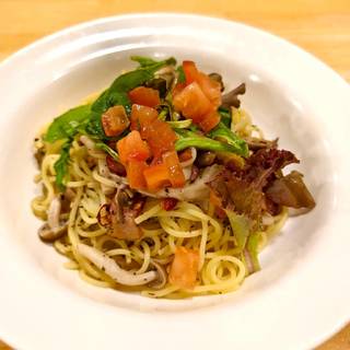 きのこと吊るしベーコン・トマトのバジリコペペロンチーノ