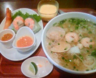 生春巻きがついてるフォー