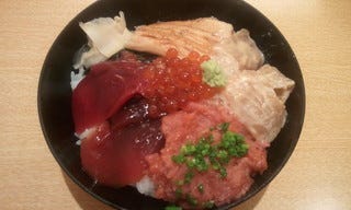 限定丼　（マグロ漬け、中落ち、穴子、いくら、鯛の胡麻合え）