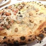 ジェノバ風ボスカイオーラ／三種のブルーチーズＰＩＺＺＡ　ハーフ＆ハーフ