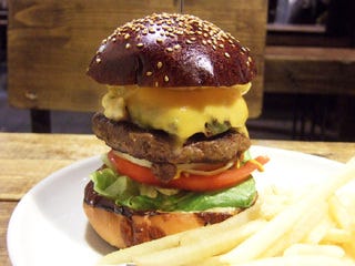 アボカドチーズバーガー