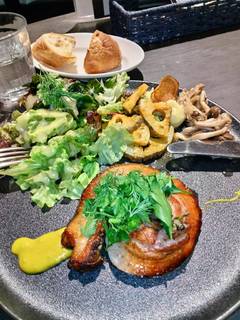 南の島豚のポルケッタ　ハーブとグリーンマスタードを添えて